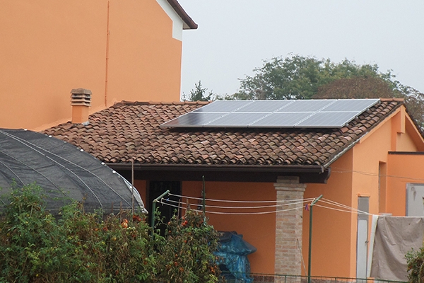 Impianto fotovoltaico da 5,2 kW con batteria di accumulo da 6 kWh, pompa di calore per acqua sanitaria e monitoraggio dei consumi in tempo reale